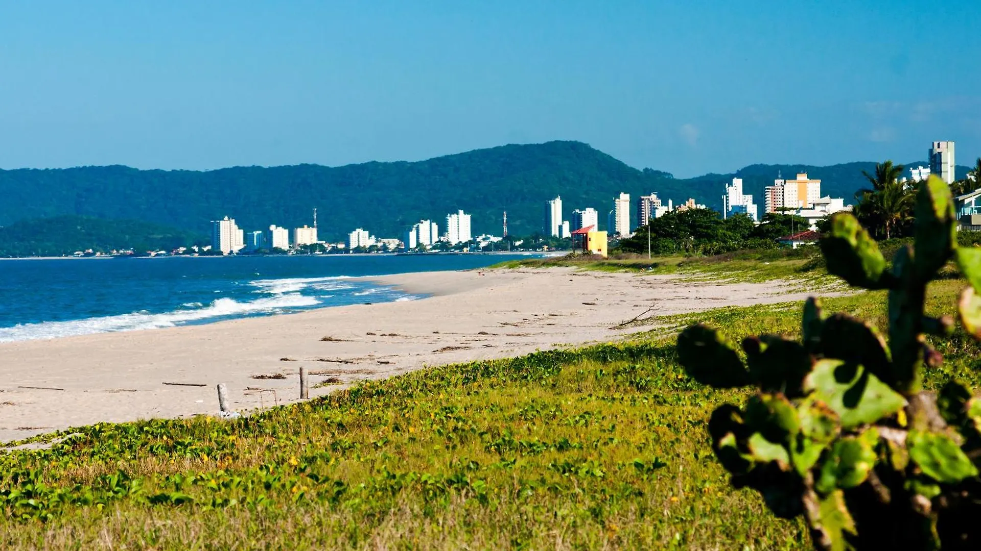 Apto A 150M Da Praia E 15Min Beto Carreiro Com Wi-Fi, Piscina, Portaria 24H, Playground Infantil, Quadra De Esportes Sacada Com Churrasqueira E Vaga De Garagem Piçarras 0*,  Brezilya